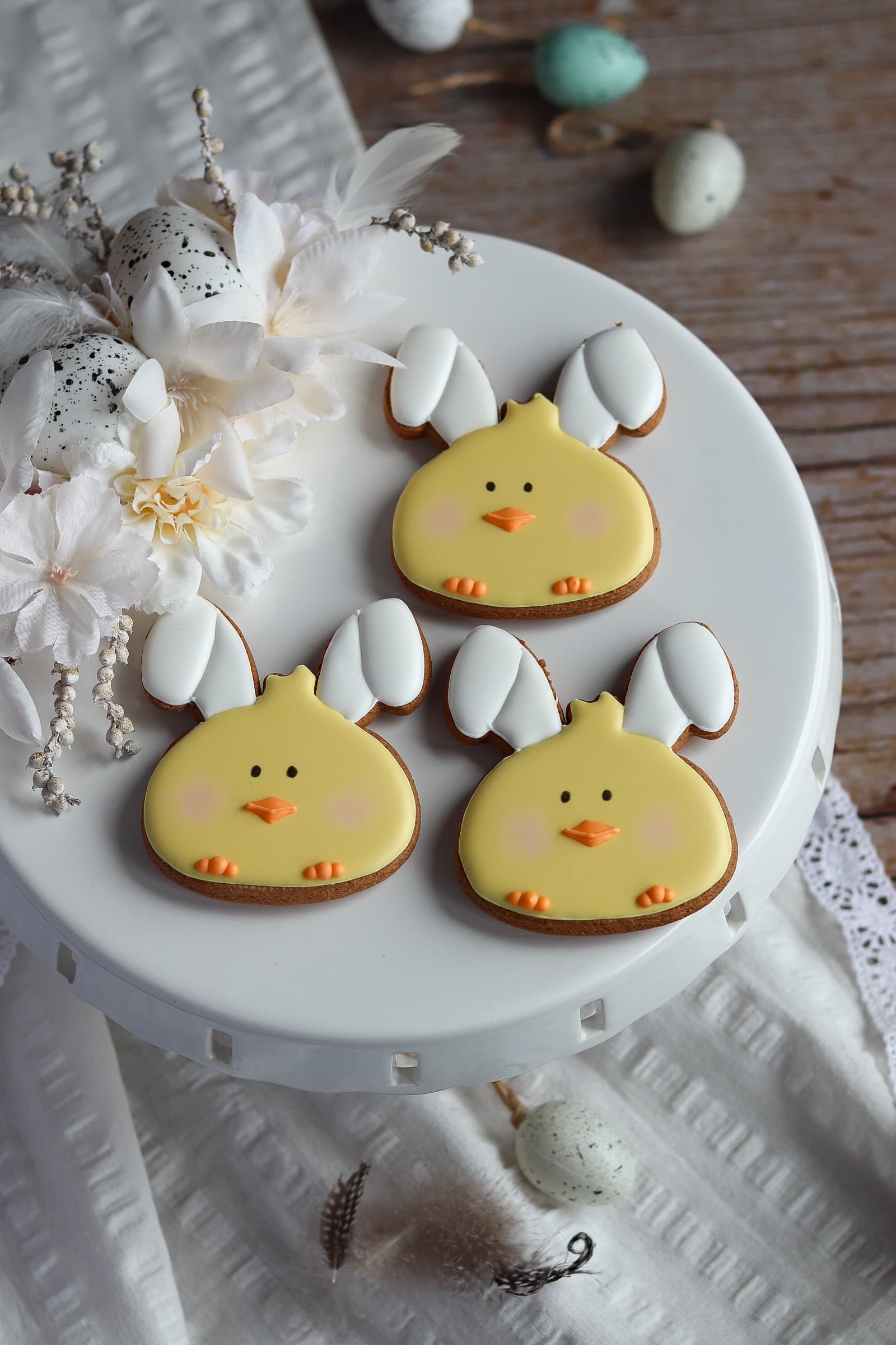 KURCZAK Z USZAMI KRÓLIKA- PIERNICZEK WIELKANOCNY